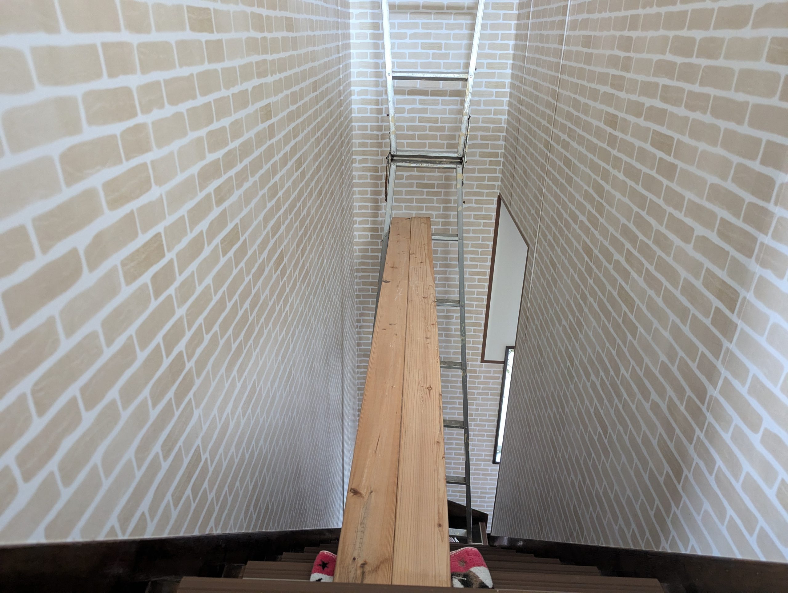 脚立と2×4材を使って足場を設置