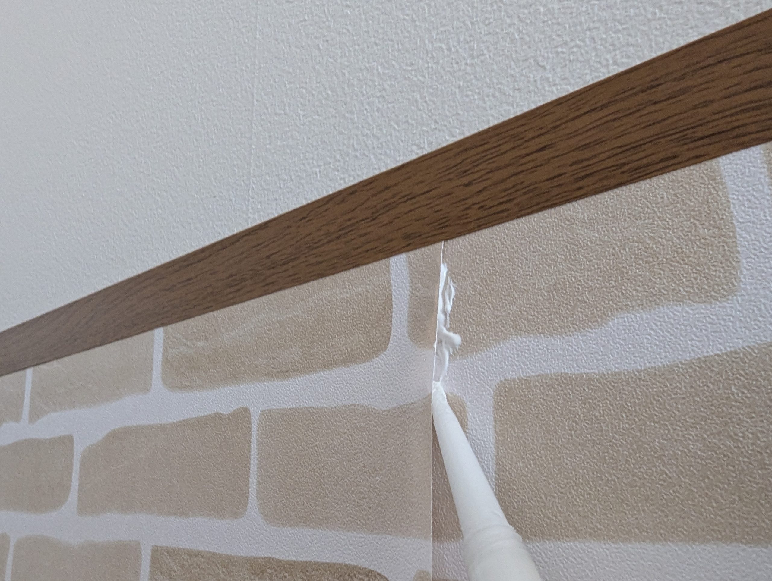 壁紙にシール材を充てん