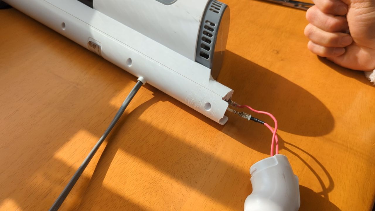 愛用のスティック型掃除機がポキッと2つに！